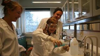 Kemian opiskelua Lumon laboratoriotiloissa